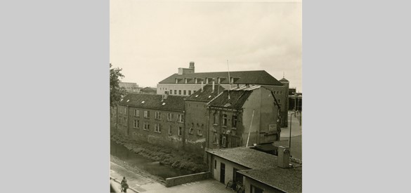 Bouw van het postkantoor aan de Molengracht, 1955.